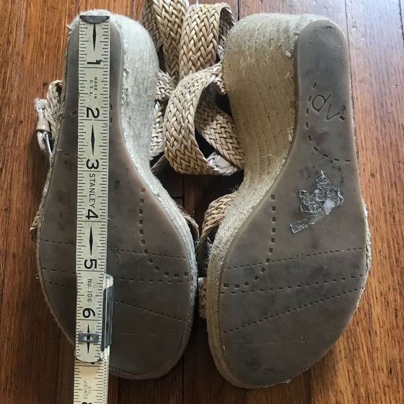Dolce Vita tan wedge with woven straps. Size 9 - Picture 5 of 5
